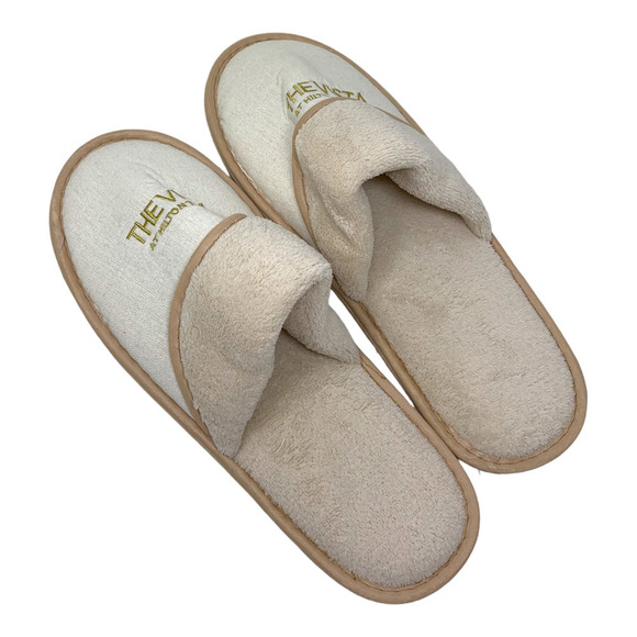 New The Vista at Hilton Tel Aviv Gents Slippers OSFM Bagged Ivory Velour - Picture 2 of 8